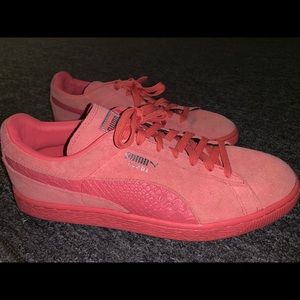 Puma suede pink sneakers!